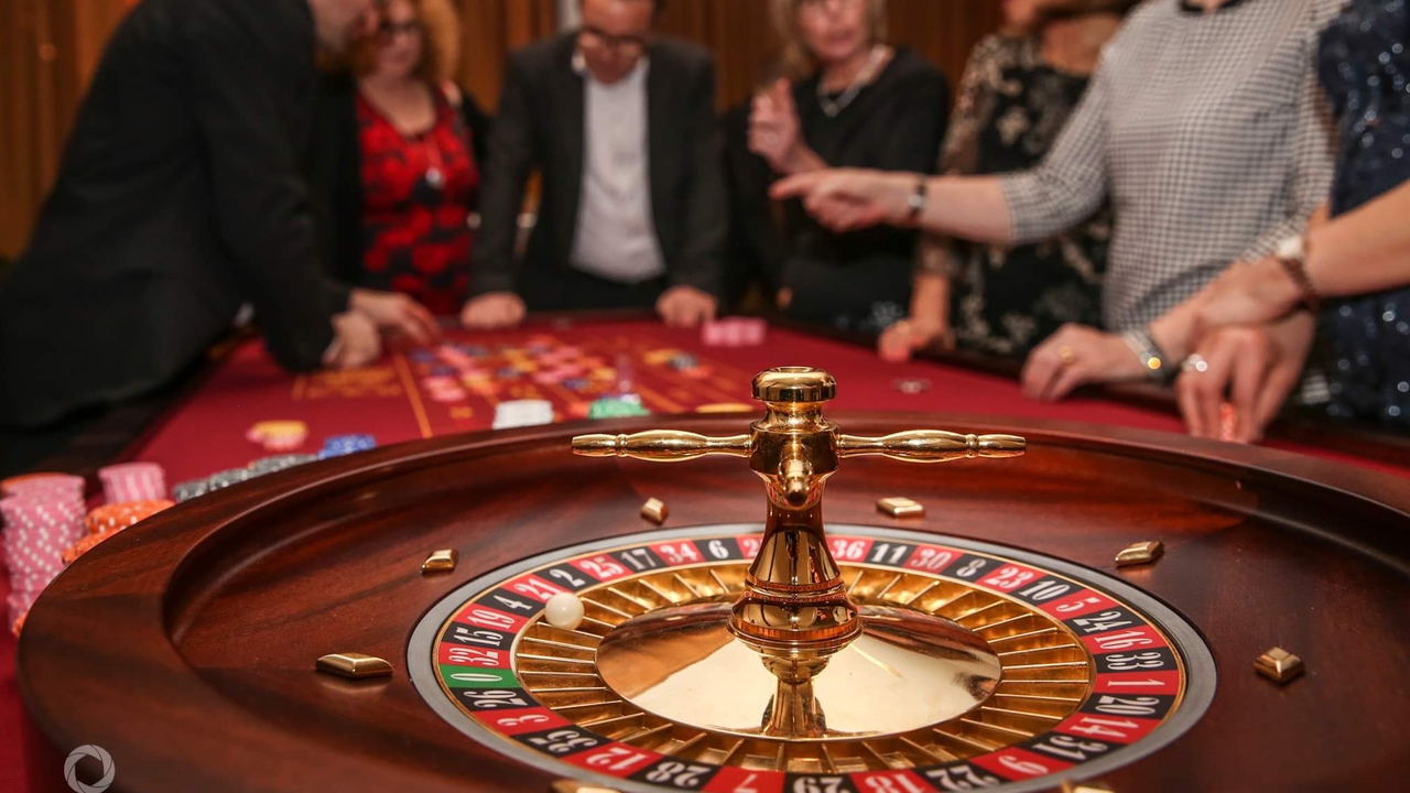 Casino und Poker Night Überraschen Sie Ihre Gäste mit einer spannenden und lehrreichen (wetterunabhängigen) Poker- oder Casino-Night.Hochwertige Spieltische werden an den von Ihnen gewünschten Ort geliefert. Moderiert von unseren charmanten Spielleitern als Highlight für Ihren Teamevent oder als Rahmenprogramm für grosse Gesellschaften. Für jede Gruppengrösse geeignet, ab CHF 1'500 Franken, exkl. Dinner.