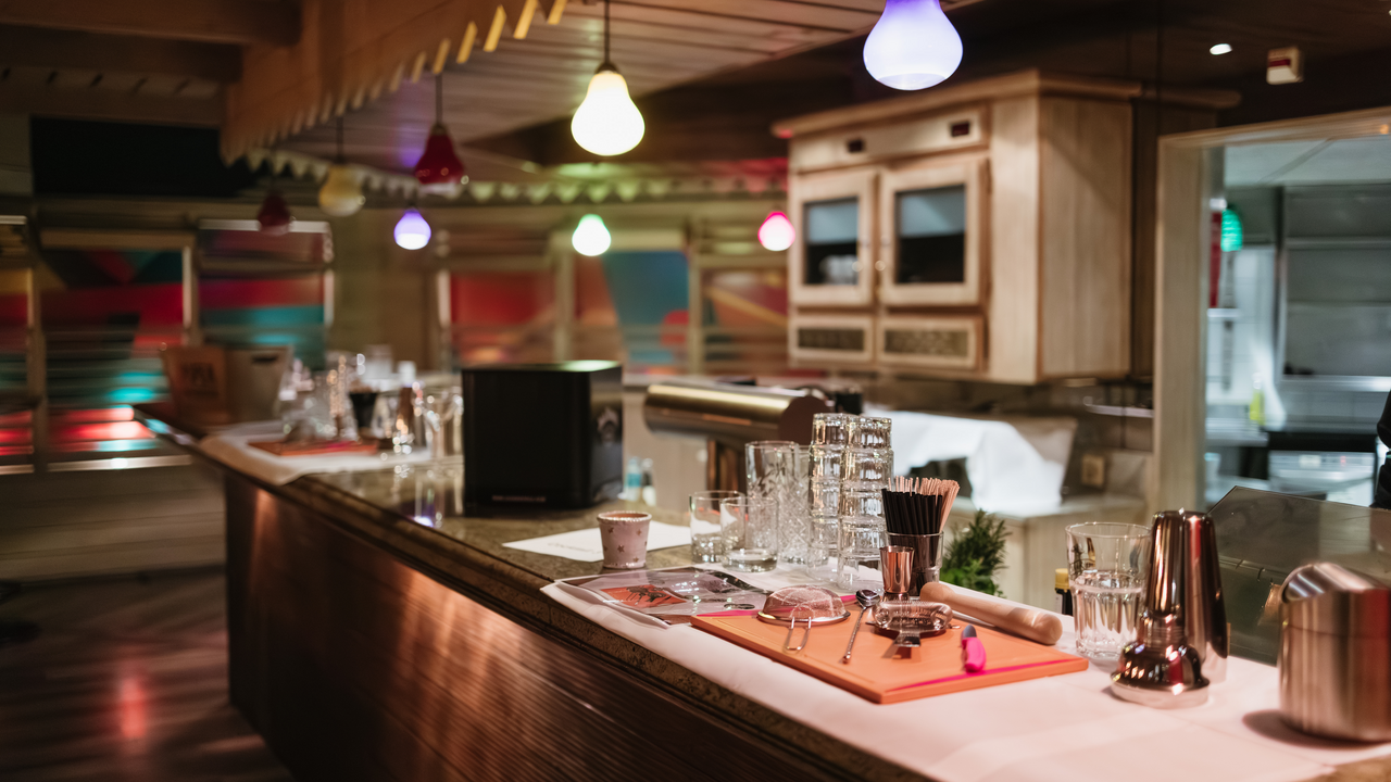 Gemeinsam mixen, lachen und Neues ausprobieren – dieser Cocktailmix Workshop ist ein Teamevent, bei dem Genuss und Zusammensein im Mittelpunkt stehen. In kleinen Gruppen experimentieren Sie mit über 50 Zutaten, entdecken neue Geschmacksrichtungen und kreieren Ihren eigenen Team-Drink. Ein erfahrener Barkeeper begleitet Sie dabei mit Tipps, Inspiration und Know-how. Zum Abschluss lassen Sie den Abend entspannt bei einem gemeinsamen Essen ausklingen.