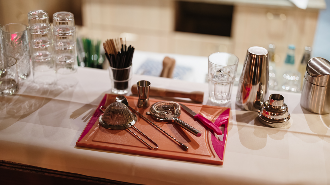 Gemeinsam mixen, lachen und Neues ausprobieren – dieser Cocktailmix Workshop ist ein Teamevent, bei dem Genuss und Zusammensein im Mittelpunkt stehen. In kleinen Gruppen experimentieren Sie mit über 50 Zutaten, entdecken neue Geschmacksrichtungen und kreieren Ihren eigenen Team-Drink. Ein erfahrener Barkeeper begleitet Sie dabei mit Tipps, Inspiration und Know-how. Zum Abschluss lassen Sie den Abend entspannt bei einem gemeinsamen Essen ausklingen.