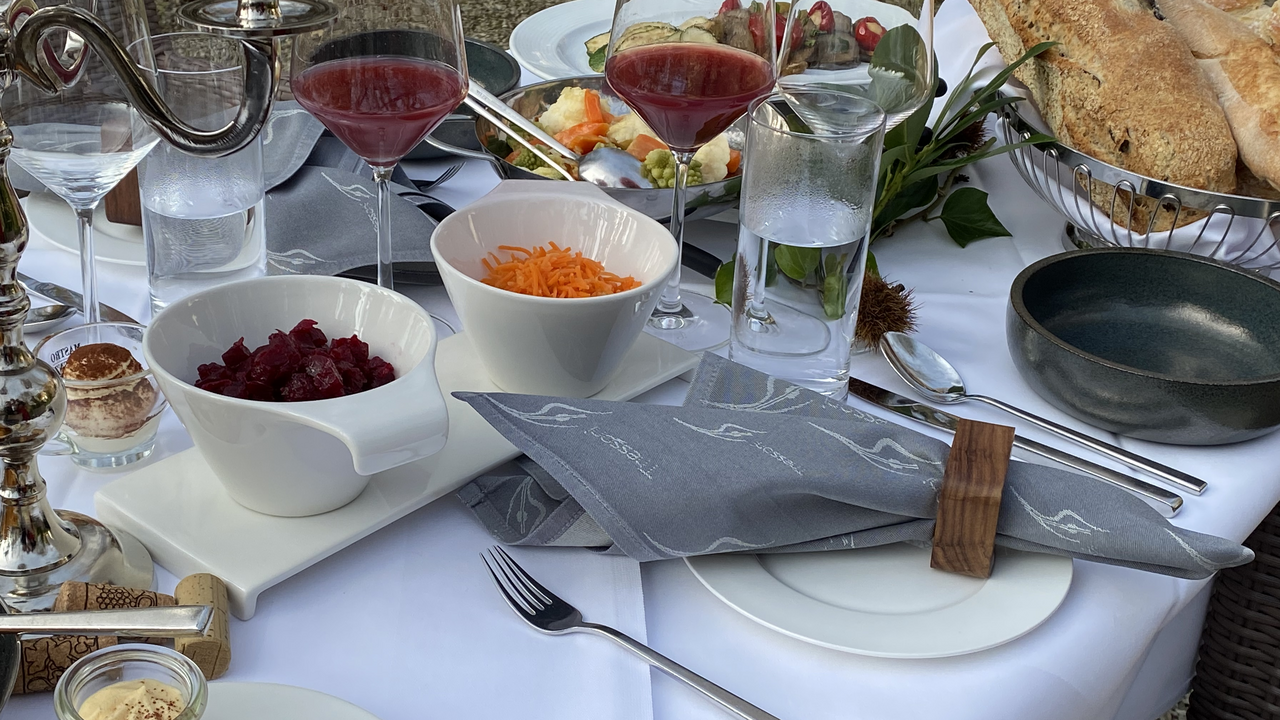 Gemeinsam mixen, lachen und Neues ausprobieren – dieser Cocktailmix Workshop ist ein Teamevent, bei dem Genuss und Zusammensein im Mittelpunkt stehen. In kleinen Gruppen experimentieren Sie mit über 50 Zutaten, entdecken neue Geschmacksrichtungen und kreieren Ihren eigenen Team-Drink. Ein erfahrener Barkeeper begleitet Sie dabei mit Tipps, Inspiration und Know-how. Zum Abschluss lassen Sie den Abend entspannt bei einem gemeinsamen Essen ausklingen.