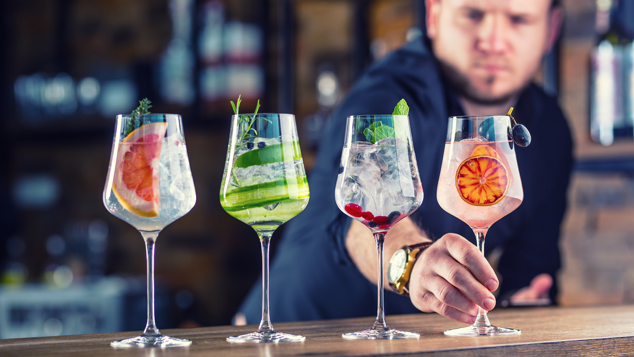 Cocktail mixen & Essen Der etwas andere Teamausflug. Mixen Sie aus 50 verschiedenen Zutaten, von A wie Amaretto bis Z wie Zitronensaft, einen Drink mit der richtigen Farbe, Geschmack und dem gewissen Etwas. Der Cocktailprofi erklärt Ihnen bei der Einführung, auf was es bei einem guten Drink ankommt. Dann beraten Sie sich im Team, welchen Kategorie Drink Sie wählen. Es beginnt das Experimentieren und Mixen – lassen Sie sich von Farben, Geschmack und Konsistenzen inspirieren. Am Ende steht der Show-Cocktail bereit. Geschmack und Dekoration wird bewertet. Da nun der Appetit so richtig geweckt ist, lassen Sie den Abend beim anschliessenden Nachtessen im Restaurant ausklingen.