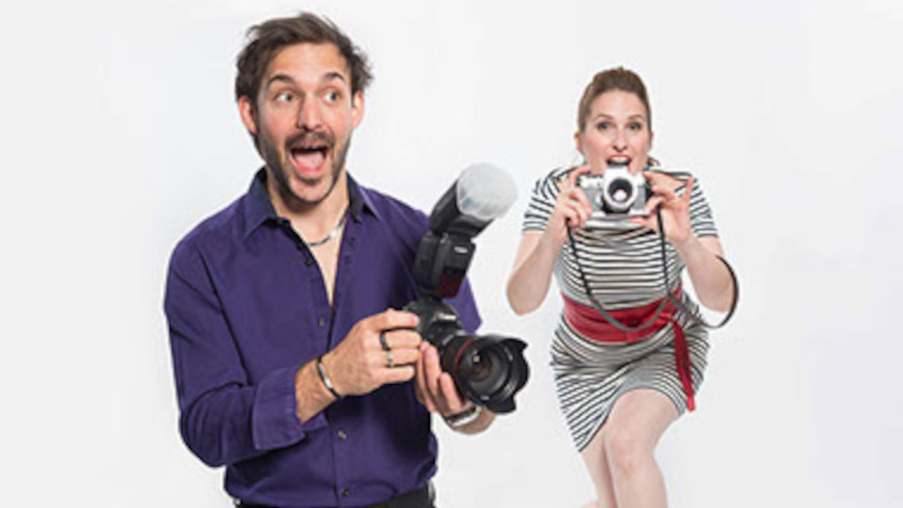 Comedy Fotografen Die Komiker getarnt als Event Fotografen bereichern Ihren Anlass. Die Alleinunterhalter als lustige Fotografen schiessen, knipsen und blitzen mit der Kamera bis alle Ihre Gäste perfekt aus dem Rahmen fallen. Die Schnappschüsse der Komiker Fotografen werden vor Ort bearbeitet und professionell ausgedruckt. So erhalten Ihre Gäste noch während des Anlasses wundervolle Erinnerungen.