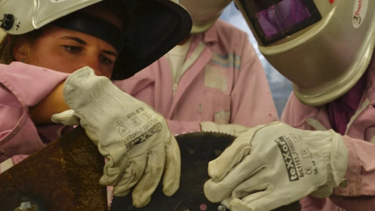 Crashkurs Schweissen Unser Team-Event "power" gibt deinem Team einen kurzen aber intensiven Einblick in die Welt der unlösbaren Metallverbindung. Ihr werdet nach einer kurzen Einführung selber Hand an den Schweissbrenner legen. Jedes Teammitglied wird nach diesem Event seine eigene "erste Schweissnaht" im Geschäft oder zuhause präsentieren können und einen neuen Blick für die Metallverbindungen in seinem Umfeld gewinnen. Der Funke wird garantiert überspringen.