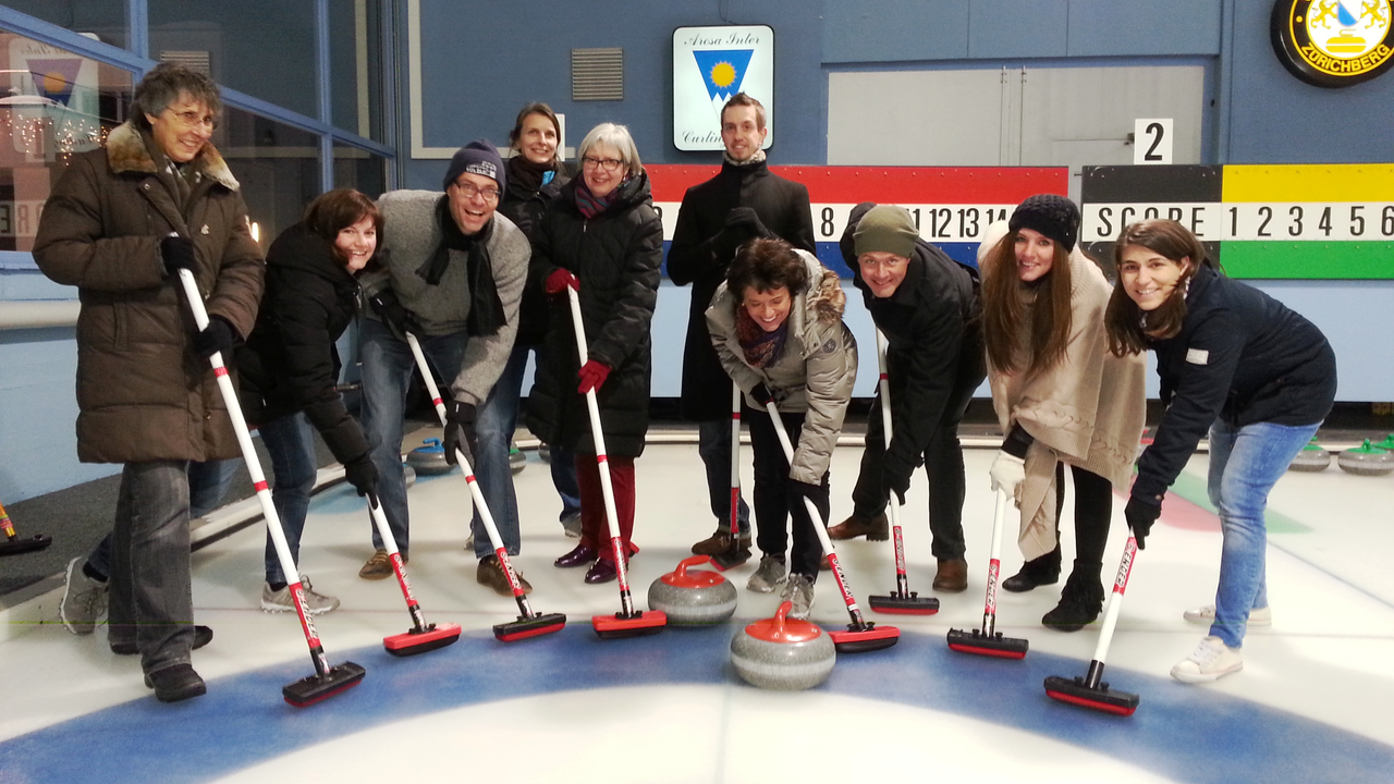 Curling mit Fondue Plausch Zürich Lernen Sie den speziellen ‚Spirit of Curling‘ mit Ihrem Team kennen. Dieser Curling Plausch vermittelt Ihnen die Grundkenntnisse des Curlings und ist geeignet für Einsteiger. Curling ist ein Spiel mit Tradition. Zum Aufwärmen geniessen Sie einen Glühwein. Nach dem Curling gehen sie ins gemütliche Restaurant. Dort geniessen Sie ein 3-Gang Menü mit gemischtem Salat, einem hausgemachten Käsefondue mit Brot und als Abschluss ein feines Dessert. Die ideale Kombination aus Team-Spirit, Bewegung, Spass und gemütliches Zusammensein bei einem Fondue.