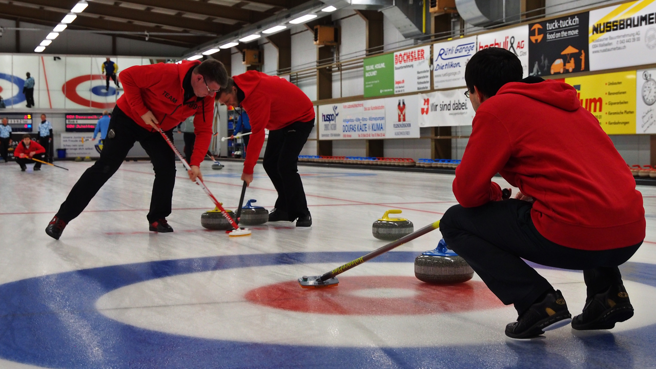 Curling Plausch Curling ist ein echter Teamsport und bereitet Jung und Alt auch ohne Vorkenntnisse Spass und Vergnügen. Nach einer kurzen, praktischen Einführung mit Erläuterung der Regeln und Spieltaktik spielen Sie bereits Ihren ersten Curling-Match. Der gesamte Anlass wird durch erfahrene Instruktoren professionell begleitet. Runden Sie den Event mit einem Apéro oder einem feinen Essen ab.