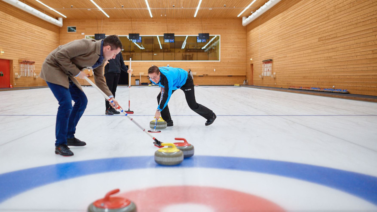 Curling-Plausch: Curling begeistert alle, die Spass an Bewegung und taktischem Spiel haben. Gespielt wird auf den gleichen Rinks (Curlingbahnen), auf denen internationale Curler ihre Turniere austragen.