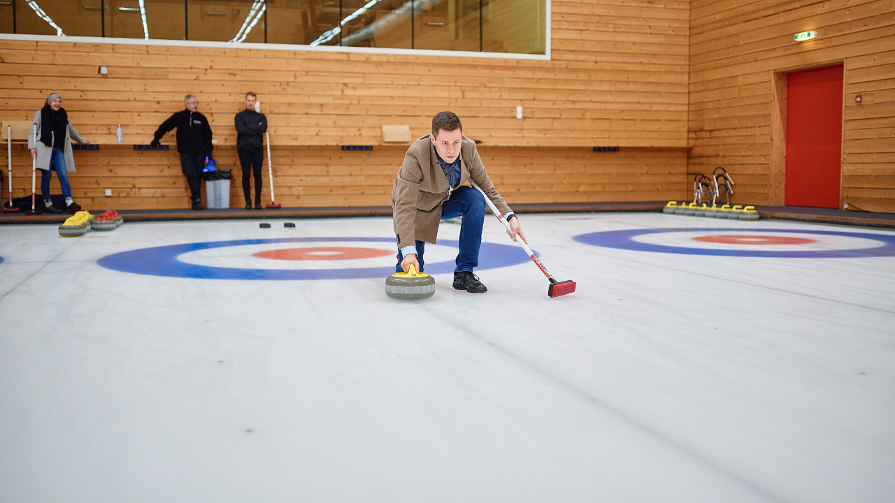 Curling begeistert alle, die Spass an Bewegung und taktischem Spiel haben. Gespielt wird auf den gleichen Rinks (Curlingbahnen), auf denen internationale Curler ihre Turniere austragen.
