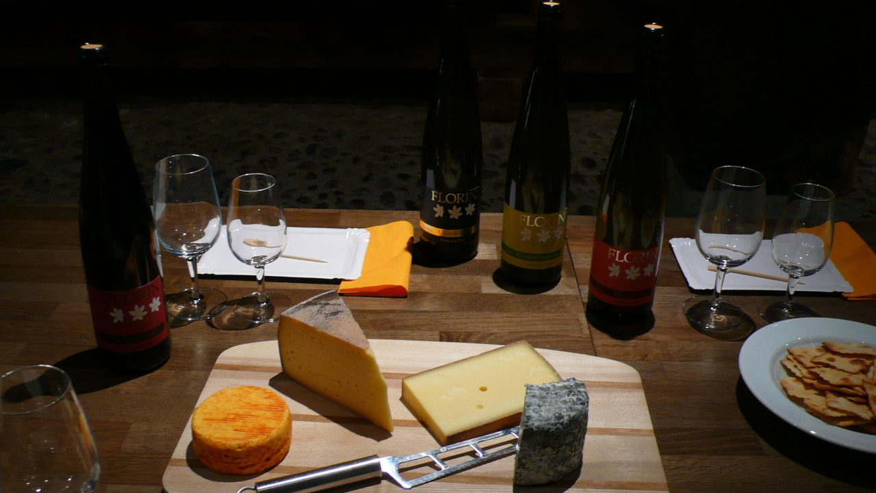Degustation Wein und Käse Wein und Käse passen zusammen. Der Geschmack des Weins wird durch den Käse beeinflusst. In der Degustationen wird auf das Zusammenspiel der Geschmackskomponenten eingegangen und die Kombination von Wein und Käse perfektioniert.