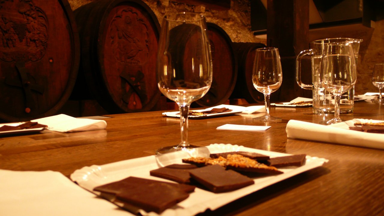 Degustation Wein und Schokolade Bei richtiger Wahl von Wein und Schokolade ergeben sich interessante und intensive Sinneserlebnisse. In der Degustationen wird auf das Zusammenspiel der Geschmackskomponenten eingegangen. Sie entdecken Kombinationsmöglichkeiten von Wein und Schokolade.