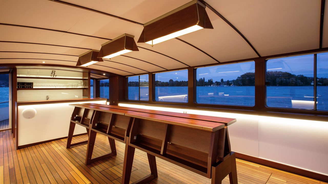 Ihr Event auf dem Schiff Biel Mieten Sie das private Salonschiff für Incentives, besondere Teamevents, diskrete Sitzungen und als taktvollen Rahmen bei der Kundenpflege. Suchen Sie was exklusives für Ihre Geburtstagsfeier? Auf dem Geburtstagsschiff erleben Sie eine individuelle Schifffahrt, wie sonst nirgends. Ein wunderschönes Schiff, eine spannende Crew, die beste Schiffsküche der Drei Seen und völlige Freiheit beim Programm. Das Schiff ist bestens geeignet für Gruppen von 5 bis 35 Gästen und liegt gut erreichbar im Hafen von Biel.