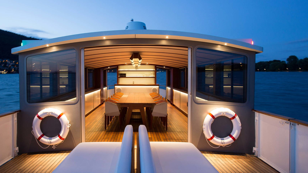 Ihr Event auf dem Schiff Biel Mieten Sie das private Salonschiff für Incentives, besondere Teamevents, diskrete Sitzungen und als taktvollen Rahmen bei der Kundenpflege. Suchen Sie was exklusives für Ihre Geburtstagsfeier? Auf dem Geburtstagsschiff erleben Sie eine individuelle Schifffahrt, wie sonst nirgends. Ein wunderschönes Schiff, eine spannende Crew, die beste Schiffsküche der Drei Seen und völlige Freiheit beim Programm. Das Schiff ist bestens geeignet für Gruppen von 5 bis 35 Gästen und liegt gut erreichbar im Hafen von Biel.