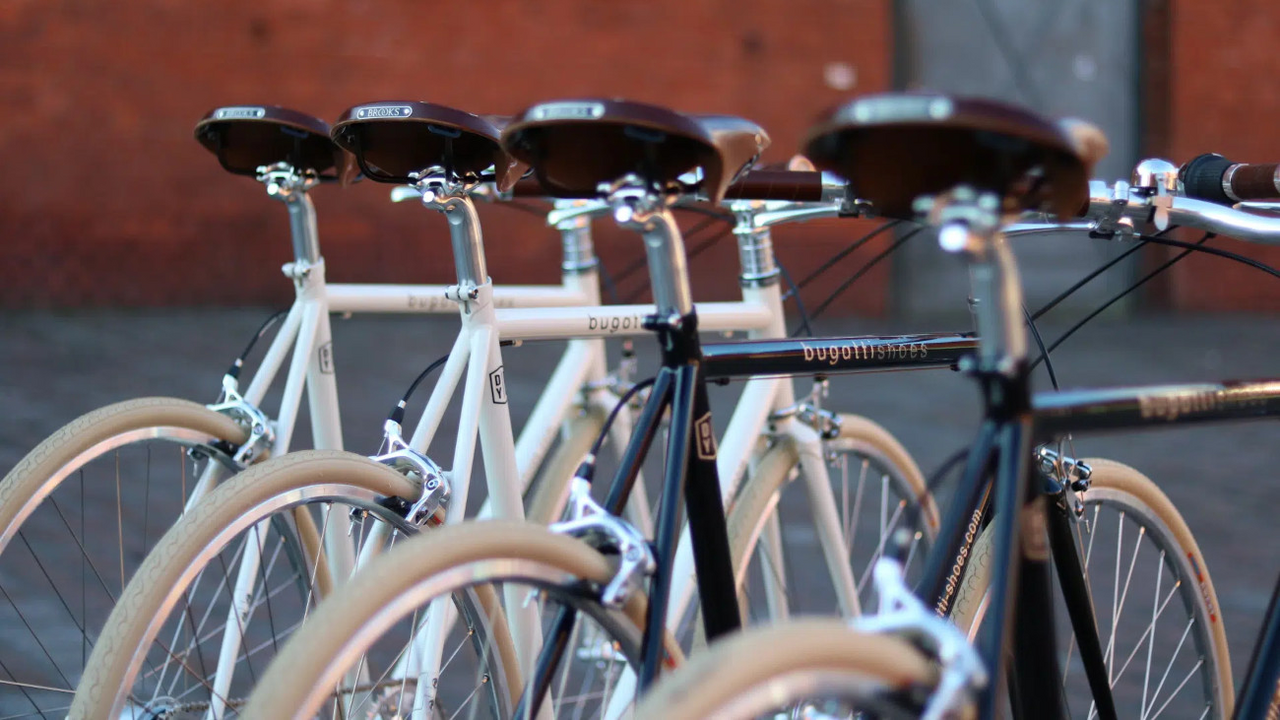 Unsere individuellen Fahrräder ermöglichen es Unternehmen, ihre Markenidentität und Corporate Identity auf zwei Rädern zu präsentieren. Egal, ob Sie Ihre Mitarbeiter mit stilvollen Firmenfahrrädern ausstatten oder Ihr Büro oder Geschäft mit Fahrrädern als einzigartiges Designelement bereichern möchten – wir haben die Lösung für Sie.