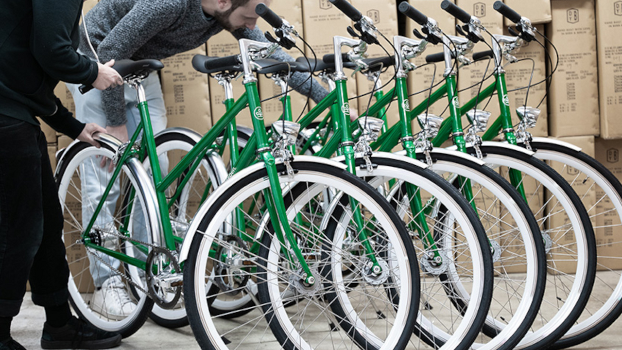 Velo bauen Teamevent Unsere individuellen Fahrräder ermöglichen es Unternehmen, ihre Markenidentität und Corporate Identity auf zwei Rädern zu präsentieren. Egal, ob Sie Ihre Mitarbeiter mit stilvollen Firmenfahrrädern ausstatten oder Ihr Büro oder Geschäft mit Fahrrädern als einzigartiges Designelement bereichern möchten – wir haben die Lösung für Sie.