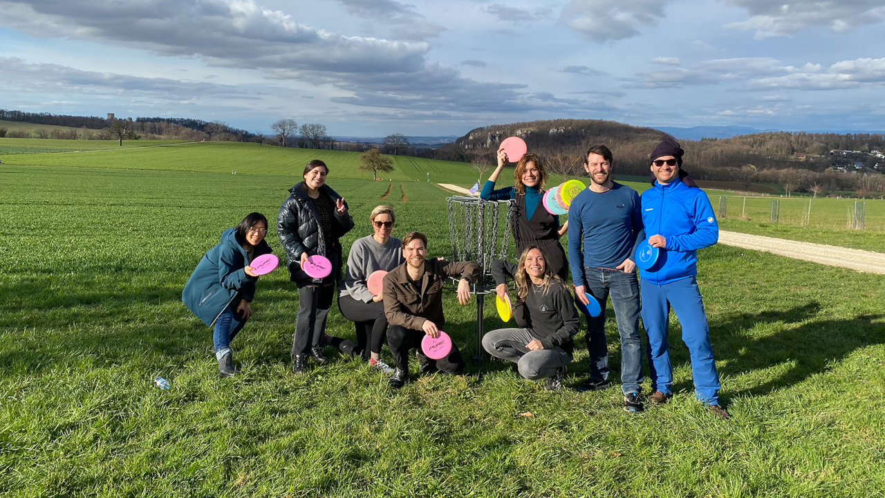 Disc Golf in Basel Disc Golf ist eine der besten Kombinationen aus Outdoor-Erlebnis, einem gesunden Wettkampf und nicht zuletzt jeder Menge Spass! Es gibt praktisch keine Einschränkungen. Werfen Sie das Frisbee und geniessen Sie einen aktiven Teamevent im Grünen!