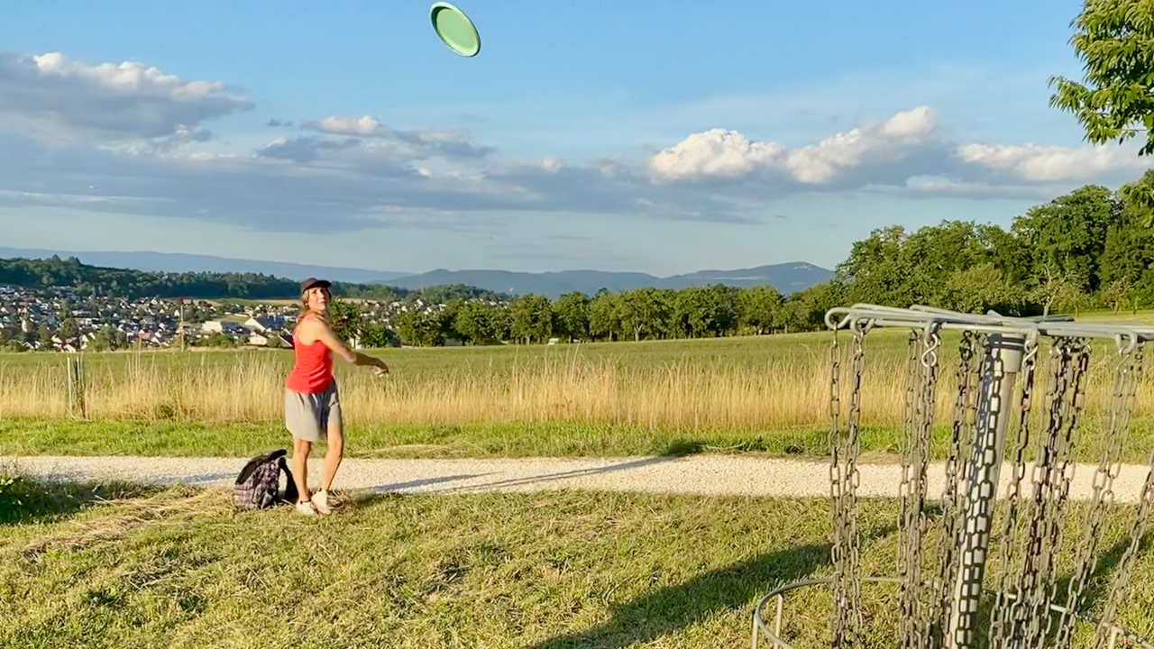 Disc Golf in Basel: Disc Golf ist eine der besten Kombinationen aus Outdoor-Erlebnis, einem gesunden Wettkampf und nicht zuletzt jeder Menge Spass! Es gibt praktisch keine Einschränkungen. Werfen Sie das Frisbee und geniessen Sie einen aktiven Teamevent im Grünen!