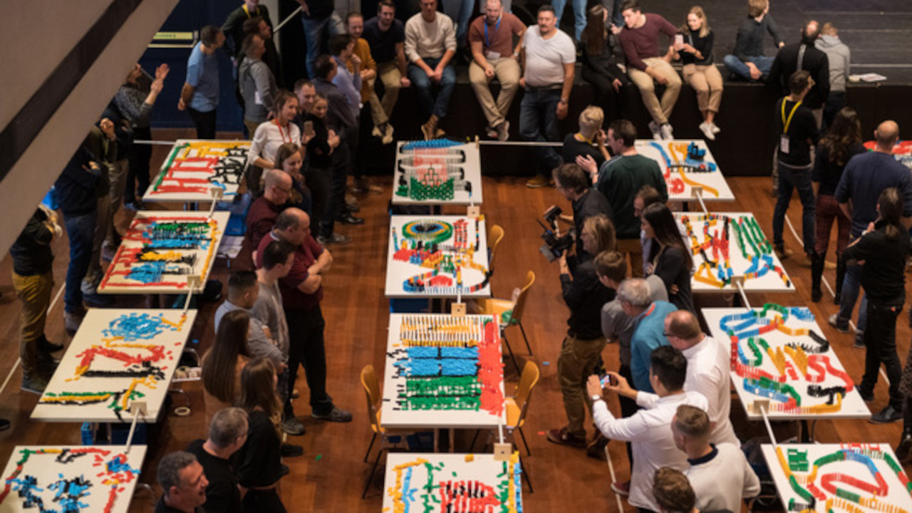 Domino Gruppenanlass Die Faszination beim Domino Event liegt in der Einfachheit. Mit Dominosteinen können die unglaublichsten Konstruktionen und Formen gebaut werden. Jedes Team baut an einem Tisch und hat 1000 Steine zur Verfügung. Anschliessend werden alle Tische miteinander verbunden.