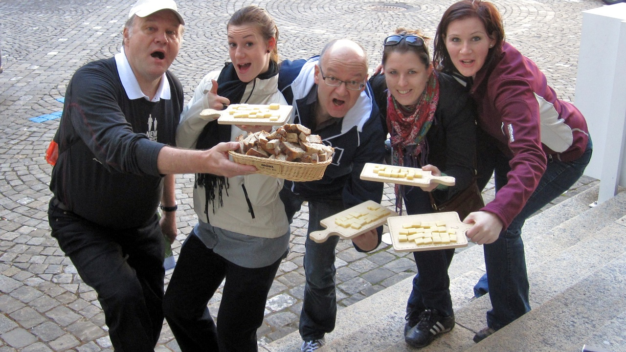 Appenzeller Dorf Game Auf Schusters Sohle machen Sie sich mit Karte und Schatzsucherinstinkt auf den Weg. Geheimnisse sind zu lüften, heissen Spuren zu folgen und versteckte Winkel aufzusuchen. Dabei werden Sie bei Teamaufgaben und Rätsel auf die Probe gestellt. Es gilt, das Dorf Appenzell mit seinem Brauchtum und den bunten Häusern auf spannende und spielerische Art zu entdecken.