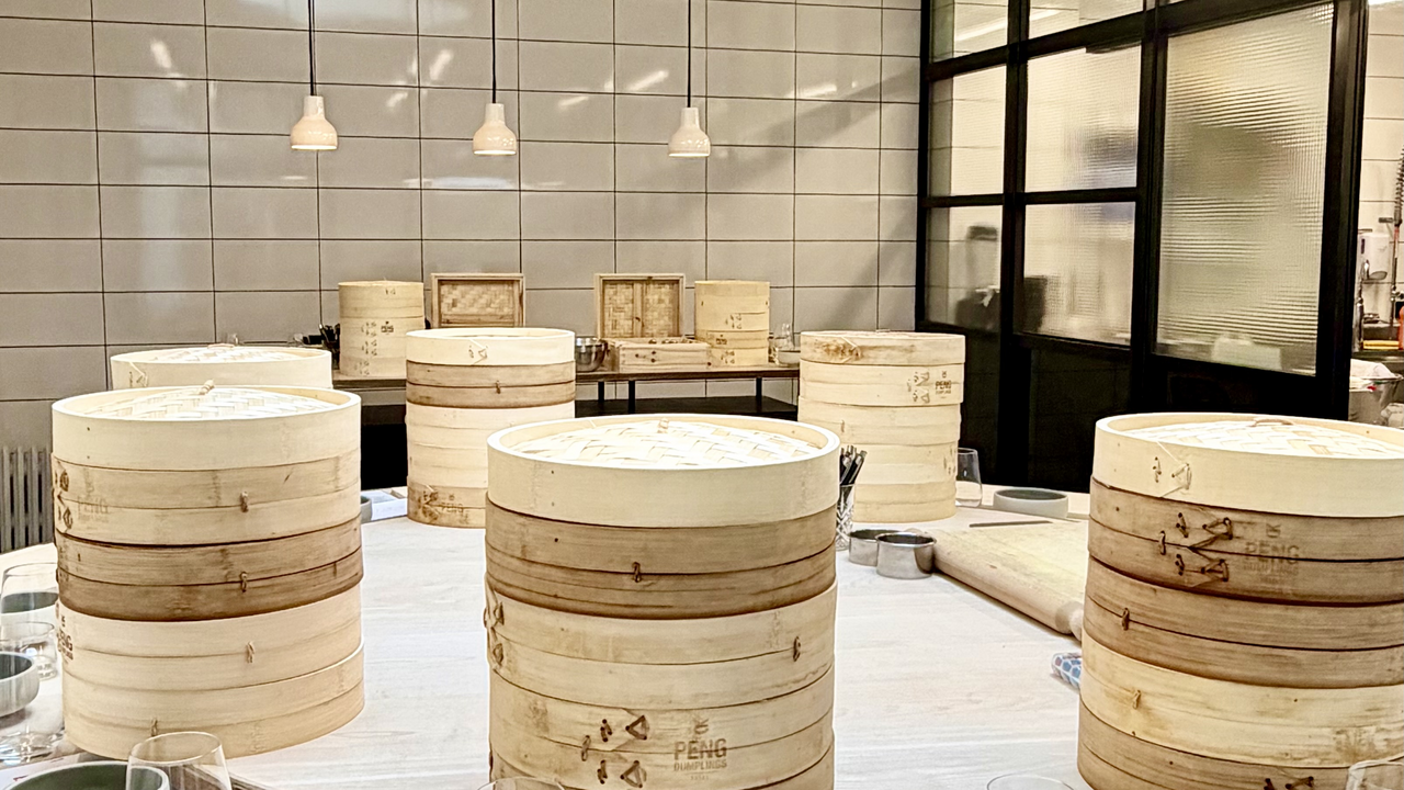 Entdecken Sie gemeinsam die Vielfalt unterschiedlicher Falttechniken, Füllungen und Teigarten von Dumplings und stellen Sie mit Ihrem Team eigene Dumplings her. Ob mit Fleisch, Fisch oder Gemüse gefüllt - es hat für jeden Geschmack etwas!