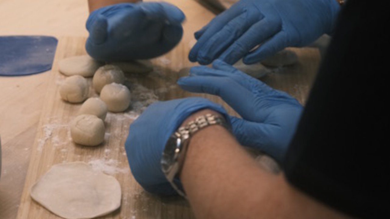 Dumpling-Workshop: Entdecken Sie gemeinsam die Vielfalt unterschiedlicher Falttechniken, Füllungen und Teigarten von Dumplings und stellen Sie mit Ihrem Team eigene Dumplings her. Ob mit Fleisch, Fisch oder Gemüse gefüllt - es hat für jeden Geschmack etwas!