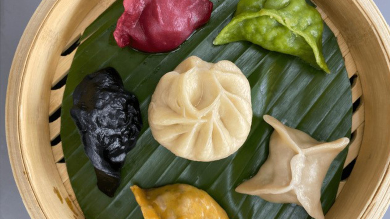 Dumpling-Workshop Entdecken Sie gemeinsam die Vielfalt unterschiedlicher Falttechniken, Füllungen und Teigarten von Dumplings und stellen Sie mit Ihrem Team eigene Dumplings her. Ob mit Fleisch, Fisch oder Gemüse gefüllt - es hat für jeden Geschmack etwas!
