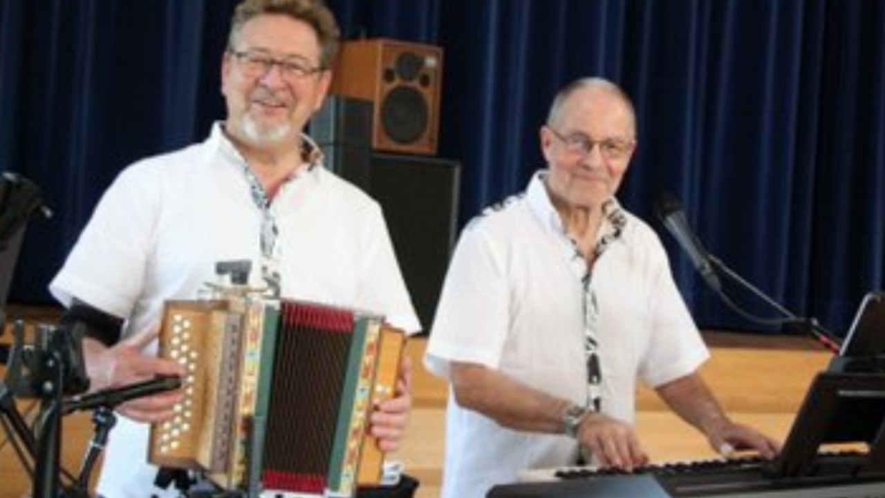 Wir sind zwei begeisterte, pensionierte Musiker. Ihre Gäste unterhalten wir gerne mit alten und neuen Schlagern sowie modernen Rhythmen und wenn gewünscht auch mit Volksmusik.