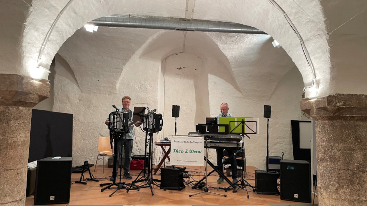 Live-Musik an Ihrem Fest! Wir sind zwei begeisterte, pensionierte Musiker. Ihre Gäste unterhalten wir gerne mit alten und neuen Schlagern sowie modernen Rhythmen und wenn gewünscht auch mit Volksmusik.