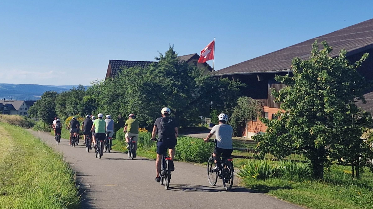 Geführte E-Bike-Tour auf Spuren Napoleon III am schönen Untersee Bei dieser entspannten E-Bike Tour erkunden Sie mit dem Guide die regionalen Sehenswürdigkeiten und bekommen einen Eindruck von Land und Leuten. Sind Sie bereit, um beispielsweise auf den Spuren Napoleons des III eine interessante und spannende geführte Tour zu unternehmen ? Preis ist pro Person inklusive E-Bike und Helm, beachtet das Mindestalter bei E-Bikes beträgt 14 jahre.