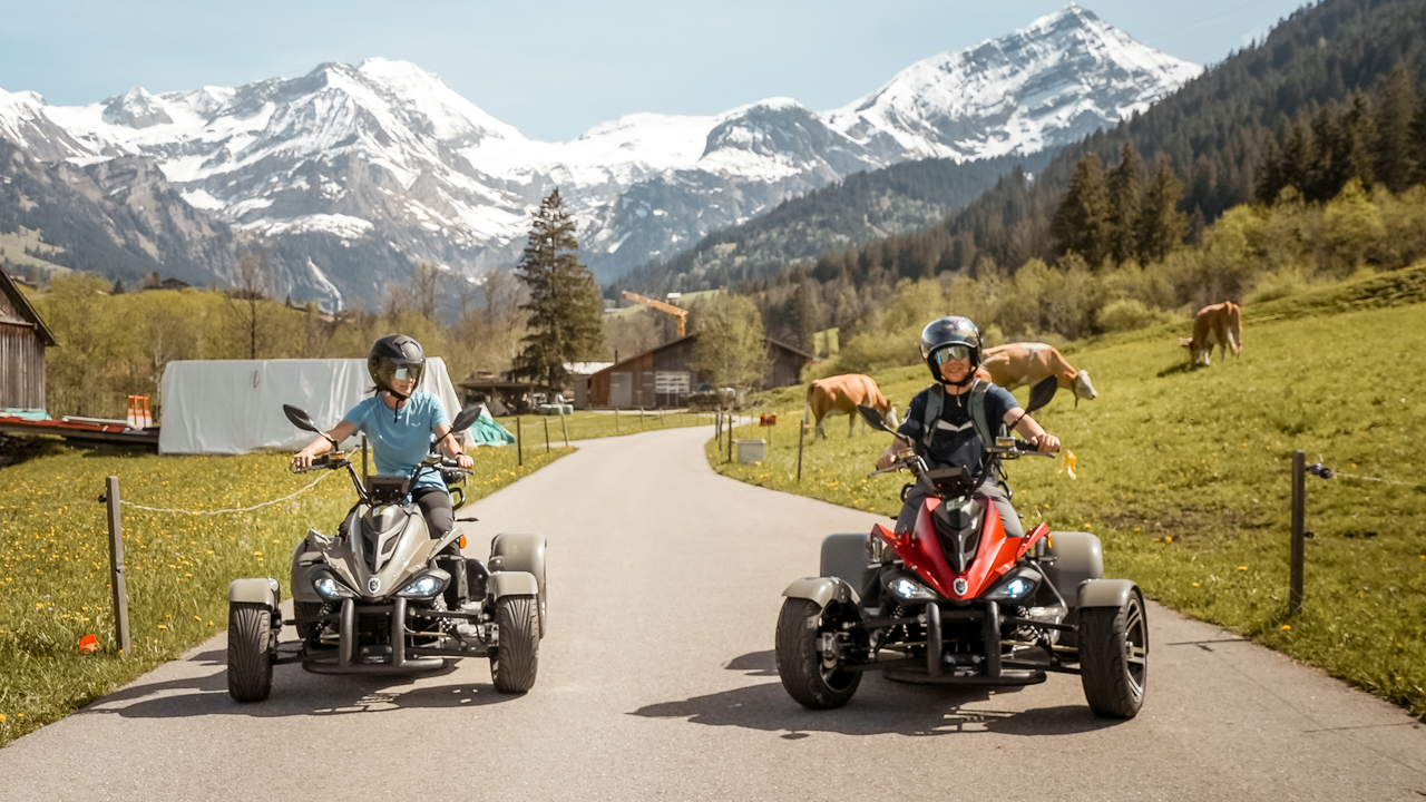 Buchen Sie Ihren Team-Event-Ausflug bei uns! Erleben Sie den Nervenkitzel, ein eigenes elektrisches Quad zu fahren oder das Abenteuer mit einer Begleitperson zu teilen, während Sie die atemberaubenden Landschaften von Gstaad und Rougemont entdecken. Unsere Touren sind für alle Erfahrungsstufen geeignet. Fahren Sie durch wunderschöne, traditionelle Bergdörfer und geniessen Sie einzigartige Panoramablicke.