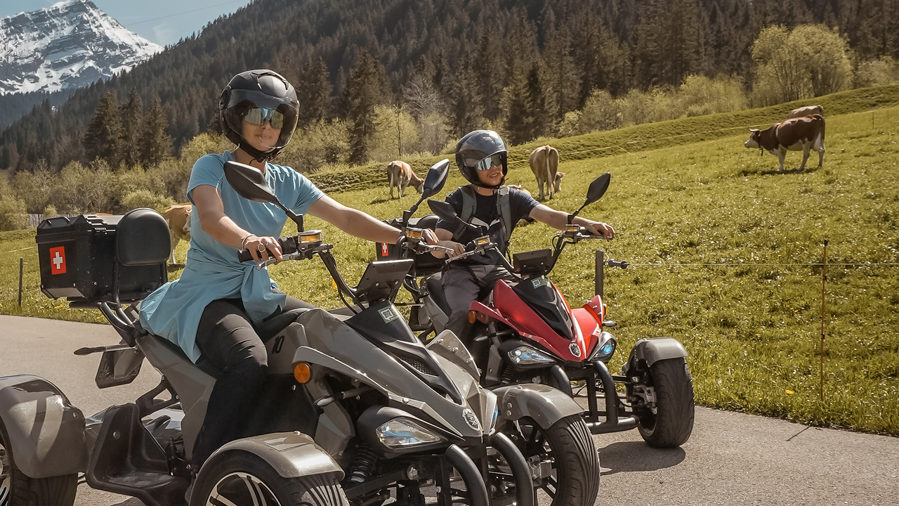 Buchen Sie Ihren Team-Event-Ausflug bei uns! Erleben Sie den Nervenkitzel, ein eigenes elektrisches Quad zu fahren oder das Abenteuer mit einer Begleitperson zu teilen, während Sie die atemberaubenden Landschaften von Gstaad und Rougemont entdecken. Unsere Touren sind für alle Erfahrungsstufen geeignet. Fahren Sie durch wunderschöne, traditionelle Bergdörfer und geniessen Sie einzigartige Panoramablicke.