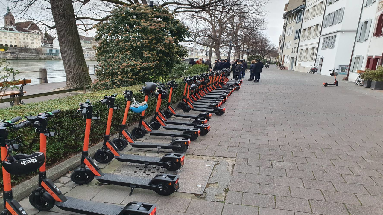 Zürich auf eine spezielle Art entdecken. Mit dem neuen E-Scooter, dem elektrisch angetriebenen Trottinett, lässt sich die Stadt leise und ohne Anstrengung erkunden. Mit dem E-Scooter darf auf Fahrradwegen gefahren werden und ist ein lustiges Erlebnis für Jung und Alt. Entdecken Sie Basel mit dem Elektroscooter.