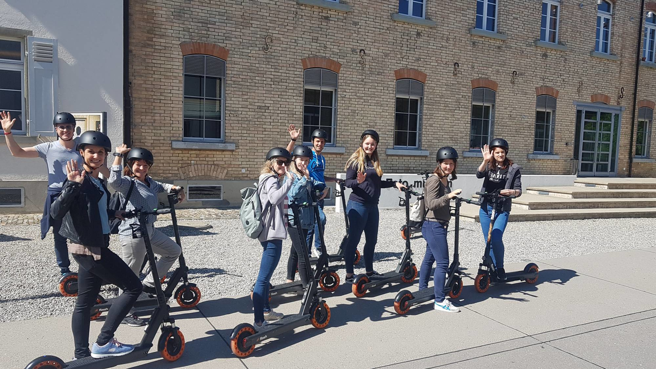 E-Scooter Tour Winterthur Winterthur auf eine spezielle Art entdecken. Mit dem neuen E-Scooter, dem elektrisch angetriebenen Trottinett, lässt sich die Stadt leise und ohne Anstrengung erkunden. Mit dem E-Scooter darf auf Fahrradwegen gefahren werden und ist ein lustiges Erlebnis für Jung und Alt. Entdecken Sie Winterthur mit dem Elektroscooter.