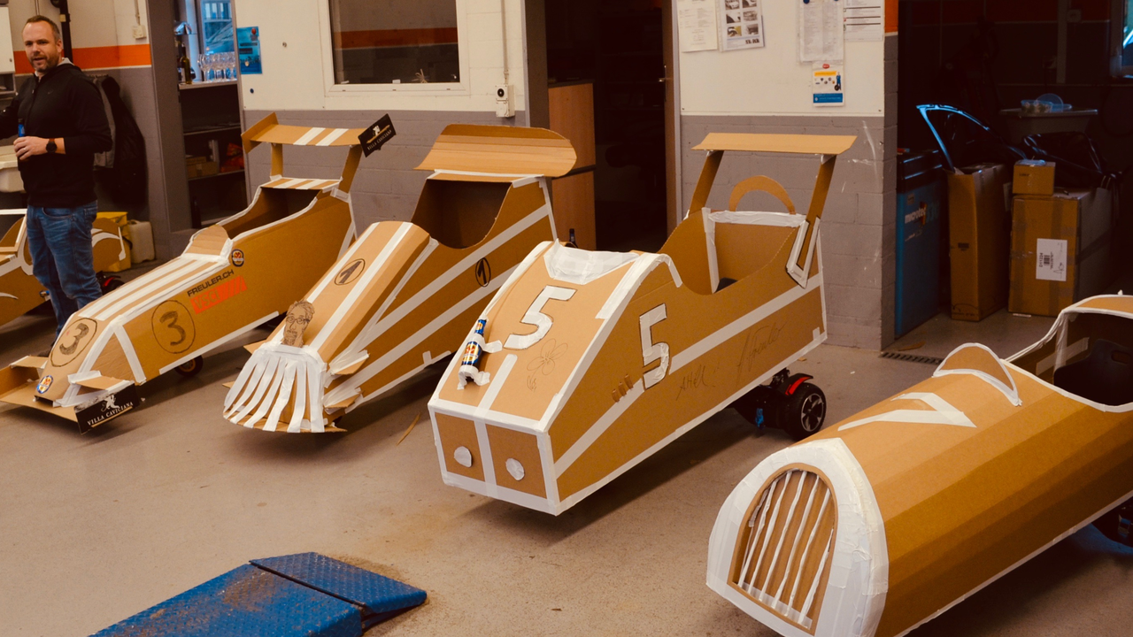 E-Seifenkisten aus Karton Mithilfe von Karton und Klebeband gestalten Teams à 3-5 Teilnehmer die Karosserie der Seifenkiste. Dabei können sich die Teilnehmer kreativ austoben: Ob Spoiler, Lufteinlässe oder einfach ein hipster Design - vieles ist möglich. Nach der erfolgreichen Bauphase starten die Testfahrten. Im grosse Finalrennen treten dann die E-Seifenkisten auf einem Rundkurs gegeneinander an. Welcher Rennstall schafft mit der verbleibenden Akkuleistung die meisten Runden?