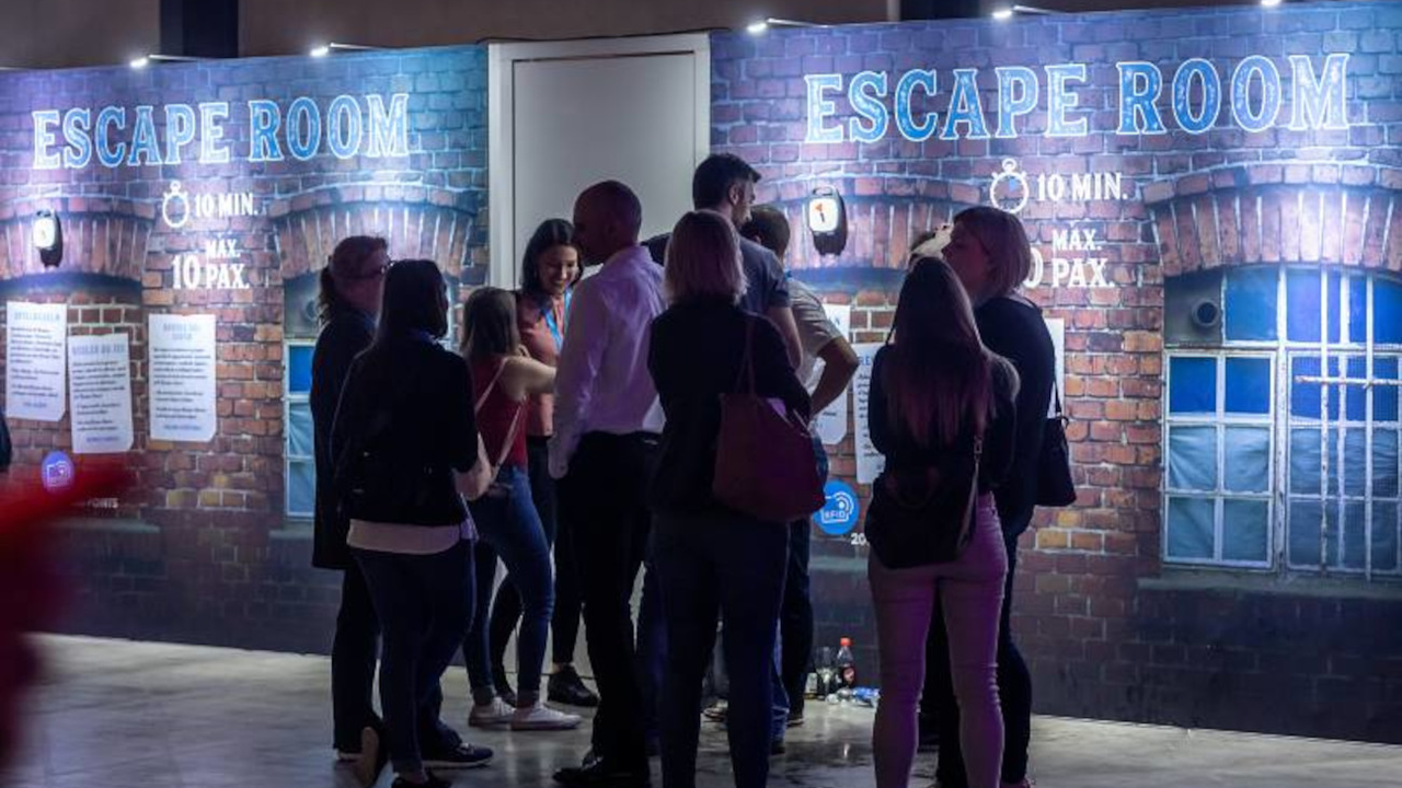 Ein eigener firmeninterner Escape Room Der Escape Room für euren Firmenanlass. Ein auf euer Unternehmen zugeschnittener Escape Room wird Realität. Wir verwandeln einen leeren, circa 20 m² grossen Raum in das Highlight eures Firmenanlasses. In der "Art Gallery" stecken die ganze Spannung, der Spielspass und das Kopfzerbrechen eines herkömmlichen Escape Rooms. Darin werden individuelle Rätselerlebnisse geboten, die eure Firmenwerte und Kernbotschaften spannend vermitteln.