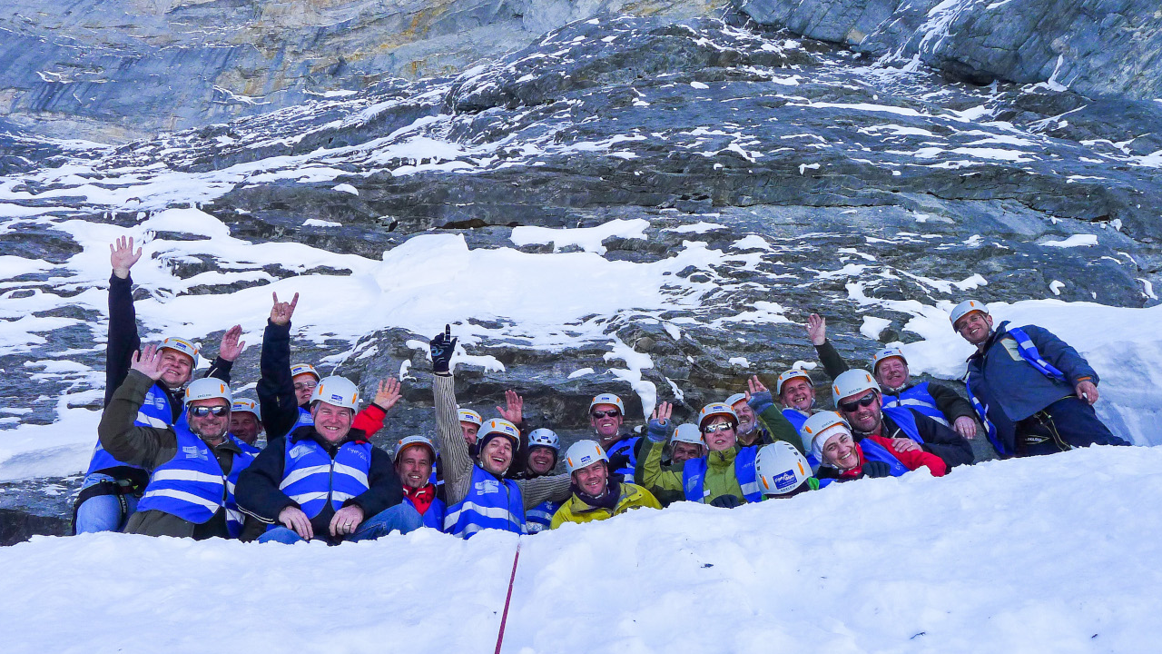 Die Faszination der Eiger Nordwand liegt in ihrer Geschichte und den Dramen, die sich in ihr abgespielt haben. Schroff, abweisend, mächtig und überaus beeindruckend mit ihren 2000 Metern Höhe ist sie eigentlich nur erprobten Bergsteigern vorbehalten, die von hier aus nach wagemutigem Aufstieg einen atemberaubend schönen Blick ins Tal von Grindelwald haben. Aber jetzt sind Sie dran ...