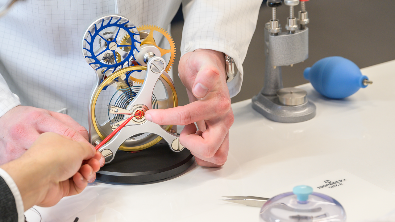 Erleben Sie die Welt der mechanischen Uhrmacherei in Biel. Während einem dreistündigen Einführungskurs mit theoretischen und praktischen Elementen gewinnen Sie einen faszinierenden Einblick in die Kunst der Uhrenmacherei.