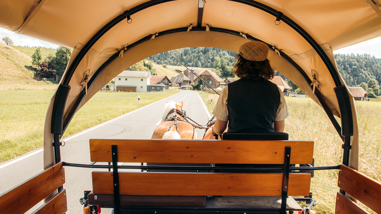 Einspannen - Ausspannen Dein Teamevent startet mit einer malerischen Kutschenfahrt in unseren stilvollen Planwagen. Vorbei an wunderschönen Emmentaler Bauernhöfen mit ihren Stöckli und Spycher sowie den gepflegten Bauerngärten wie aus dem Bilderbuch.