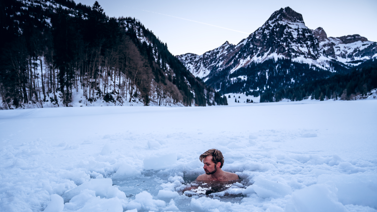 Eisbaden - Wim Hof Durch gezielte Atemübungen und Kältetherapie kann mit Hilfe der Wim-Hof-Methode unter anderem das Immunsystem gestärkt, Stress reduziert sowie der Schlaf und die Konzentration verbessert werden. Mit der richtigen Anleitung, der Kraft deiner Gedanken wirst Du nach wenigen Stunden Vorbereitung in der Lage sein, in 1 Grad kaltem Wasser zu entspannen – das scheinbar Unmögliche wird möglich. Und all das mit viel Freude und Leichtigkeit.