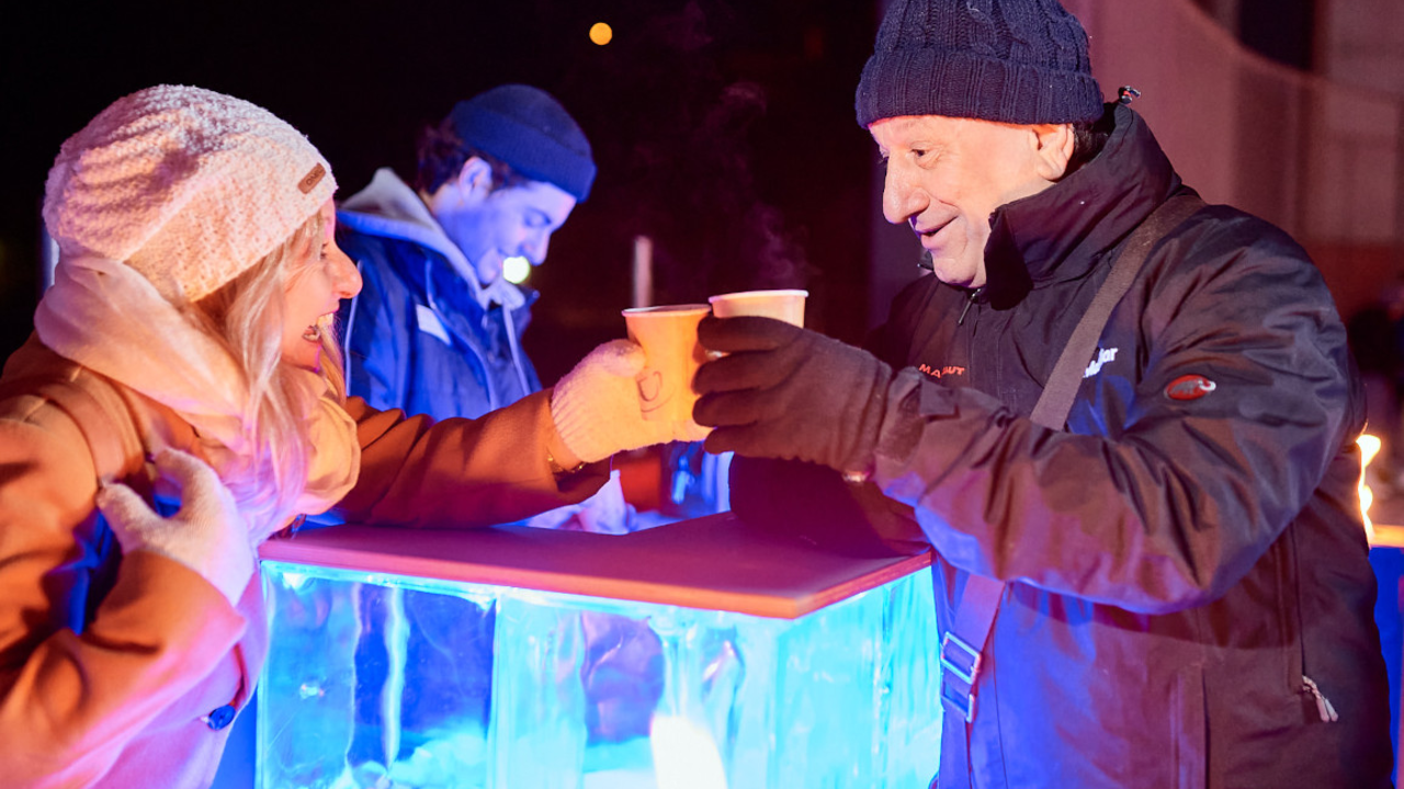 Eisplausch mit Ihrem Team Sie sind auf der Suche nach einem passenden Gruppenanlass auf dem Eis? Egal ob Hockey, Eislaufen, Eisskulpturenbau wir bieten für alle etwas Passendes an.