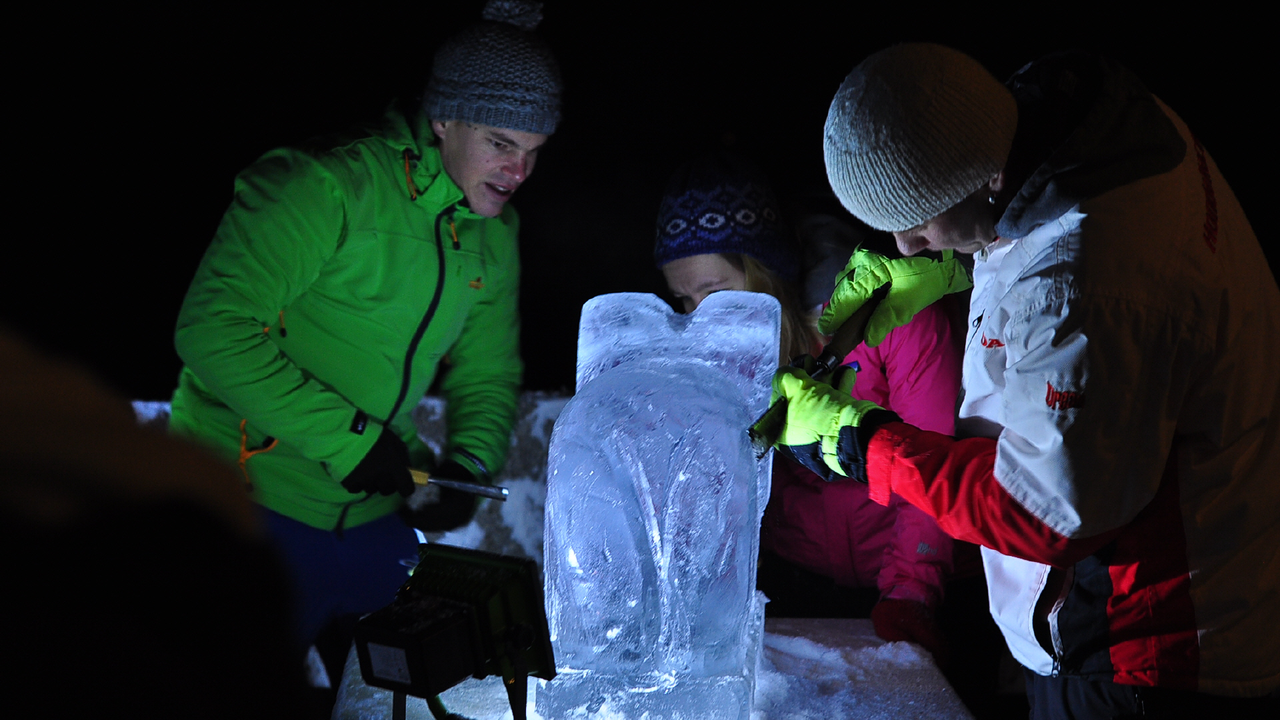 Eisschnitzen & Fondueplausch hoch über dem Walensee Eisschnitzen der erfrischende, kreative Teamevent Eis, vergänglich und erstaunlich formbar. Beim Eismeisseln ist Teamwork gefragt, von der Planung bis zum Endprodukt braucht es jede Idee und jede Hand.