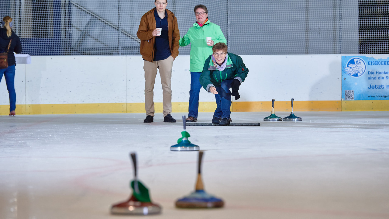 Eisstock-Plausch Luzern Urchig und spassig für jedermann spielbar. Eisstock ist eine Art Boccia oder Pétanque auf Eis. Die urchtige Sportart entstand im 16. Jahrhundert und macht heute noch genauso viel Spass!