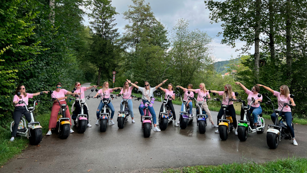 Elektro-Scooter Erlebnistour Erleben Sie eine spannende Elektro-Scooter-Tour durch die atemberaubende Landschaft des Tösstals. Wir unterstützen Sie gerne dabei, die für Sie ideale Route zusammenzustellen. Möchten Sie sich um die Planung gar nicht kümmern? Gegen Aufpreis begleitet Sie eine ortskundige Person als Guide, sodass Sie sich voll und ganz aufs Fahren und Geniessen konzentrieren können. Der Startpunkt befindet sich im Herzen des Tösstals, in Kollbrunn.