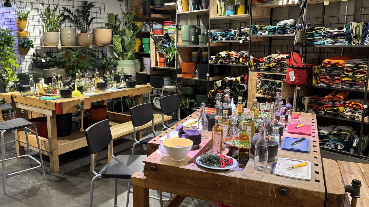 Verleiht eurem (Arbeits-)Alltag etwas Würze! In diesem Workshop versorgen wir euch mit viel Wissen über die Verwendung einzelner Kräuter. Jede:r kann ein Kräutersalz und/oder einen Kräuteressig mit den Lieblingskräutern herstellen – ganz nach dem persönlichen Gusto.