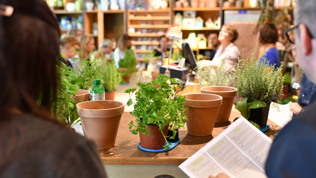 Urban Gardening Erlebnisworkshop Unser Motto: Jede:r kann Gärtnern lernen und geniessen. Im Erlebnisworkshop «Urbanes Gärtnern leicht gemacht» erfahrt ihr, wie ihr in Pflanzgefässen auf dem Balkon, der Terrasse oder dem Fensterbrett Gemüse und Kräuter anpflanzen könnt.