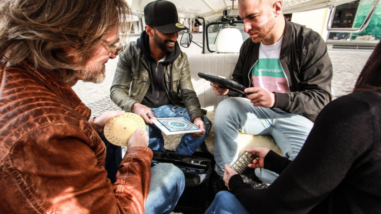 e-Scape-Tuk durch Zürich Das einzigartige Outdoor Escape Game Erlebnis im eTukTuk mit kniffligen Rätseln und lustigen Herausforderungen, welche ihr nur als Gruppe meistern könnt. Navigiert euren eTuk Piloten zu den Spielstationen und überzeugt durch eure Teamarbeit. Drei spannende Missionen stehen zur Auswahl, es erwartet euch die perfekte Mischung aus Augmented Reality, kniffligem Rätselspass und Sightseeing der schönen Limmatstadt.