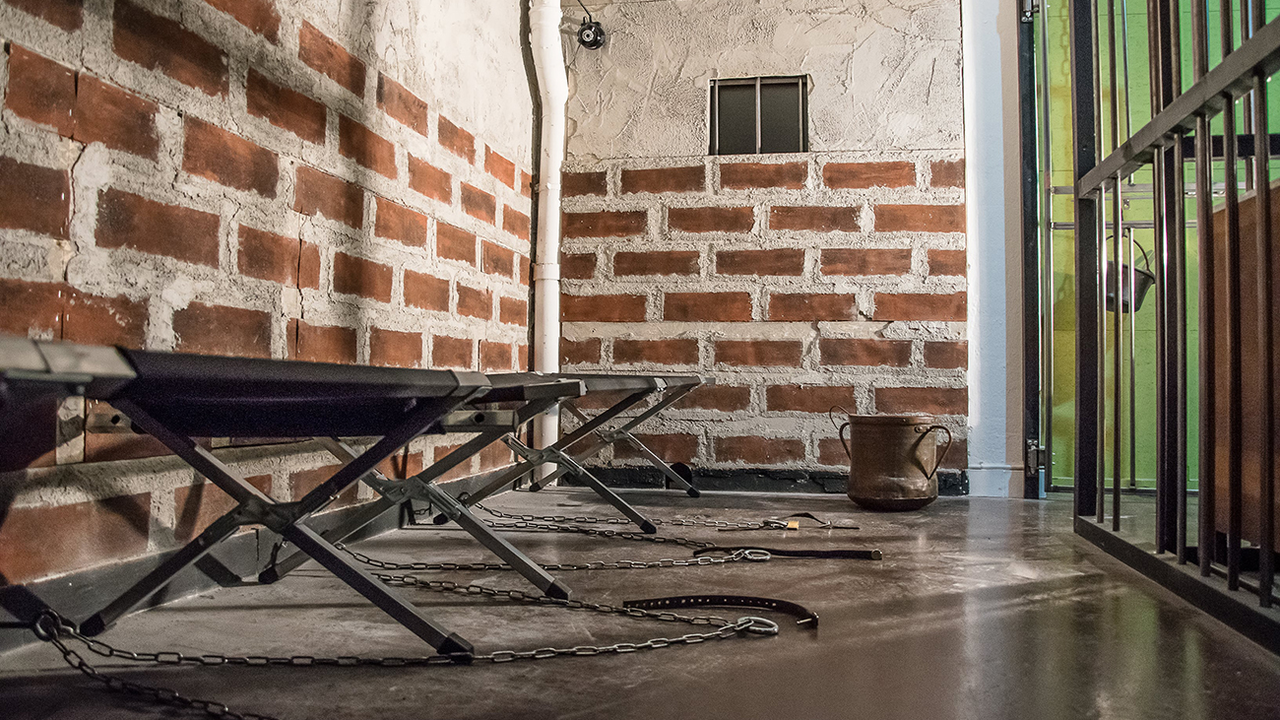 Escape Rooms & Missions Basel Wir garantieren Spass und Nervenkitzel! In unseren Escape Rooms gilt es knifflige Rätsel zu lösen. Arbeitet ihr im Team und findet kreative Lösungen, so habt ihr die Chance rechtzeitig auszubrechen. Mögt ihr lieber frische Luft, schicken wir euch auf eine Schnitzeljagd quer durch die Stadt. Die Mission ist klar, ihr müsst die Welt retten. Gerne entwerfen wir auch eure ganz persönliche Route mit individuellen Rätseln in der ganzen Schweiz.