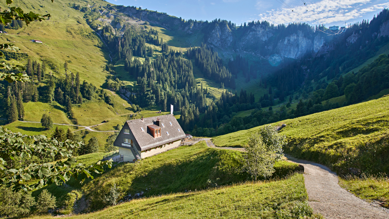Event-Location mitten in den Bergen Die Event-Location mitten in den Bergen. Eine Hütte im traumhaften Wander- und Schigebiet Hoch-Ybrig auf 1.200 Höhenmeter. Platz für rund 50 Personen. Fulminantes Bergpanorama. WiFi. Sind Sie dabei?