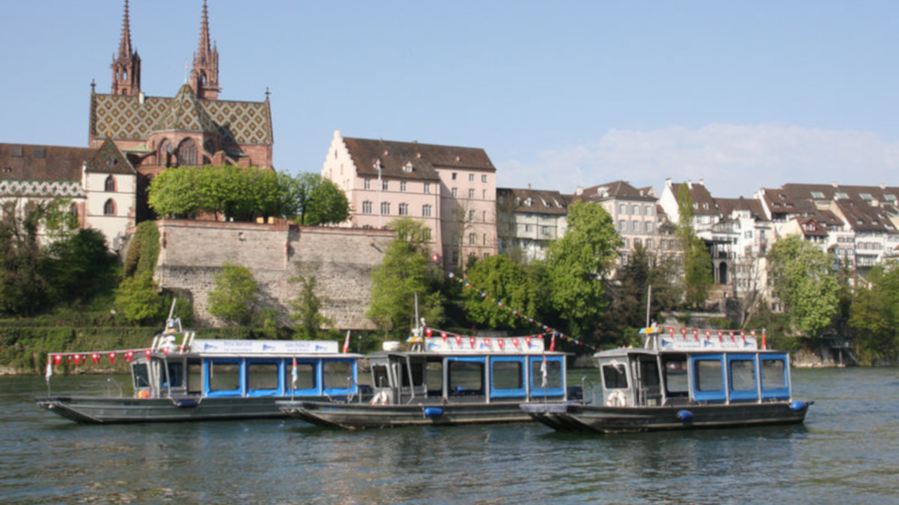 Steigen Sie mit uns ins Boot und erkunden Sie den Rhein. Wir bieten ihnen die beliebten Stadt- und kommentierten Hafenrundfahrten mit oder ohne feinen Apéro an Bord an. Eine interessante Schleusenfahrten nach Rheinfelden, Mulhouse, Breisach oder erkunden sie die naturbelassene Kanäle.