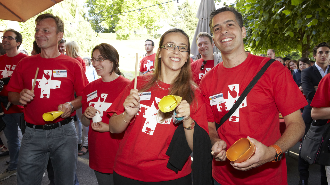 Glocken Orchester Teamevent Der einmalige Teamevent mit hohem Swissness-Faktor! Alle Teilnehmer erhalten eine gestimmte Kuhglocke. Unter der fachkundigen Anleitung unseres Dirigenten erklingen die Glocken in Kürze als harmonisch abgestimmtes Orchester.