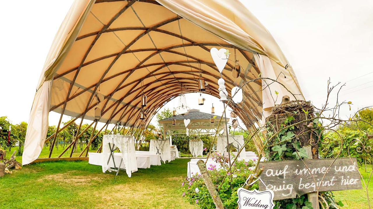 Zelt mit Atmosphäre Das flexible Eventzelt für festliche Anlässe. Verwendung als Bühne, Gastronomietempel oder Gartenpavillon. Das Strohboid Eventzelt bietet viel Raum für ihren Anlass. Das Eventzelt kann gut als Schauraum, Hochzeitslocation, Produktepräsentation oder Bühne für Live-Darbietungen verwendet werden.