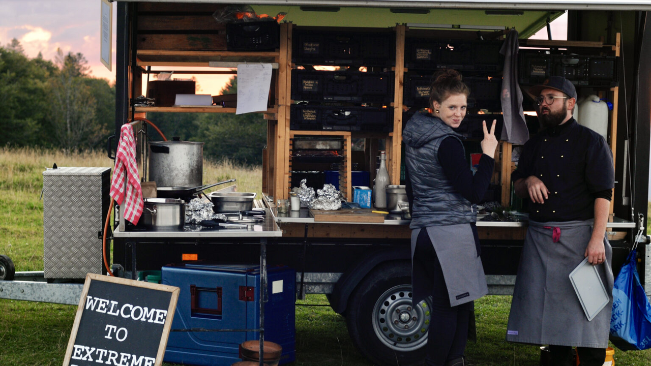 Erlebnis Dining Natur Erleben Sie ein Dinner in unvergesslicher Atmosphäre. Wir sind mit dem Trailer unterwegs und kochen auf unkonventionelle Art – auf Feuerschalen, in Blumentöpfen und auf Gasherden. Inmitten der Natur richten wir uns ein und kreieren eine einzigartige Umgebung. Unser Team besteht aus jungen und motivierten Gastgeberinnen und Köchen. Wir bereiten unsere Gerichte mit grosser Leidenschaft zu und haben es uns zur Aufgabe gemacht, spezielle Momente kulinarisch und in einem einmaligen Ambiente umzusetzen. Wir gehen direkt und unkompliziert auf Ihre Wünsche ein und machen Ihren Anlass zum vollen Erfolg.